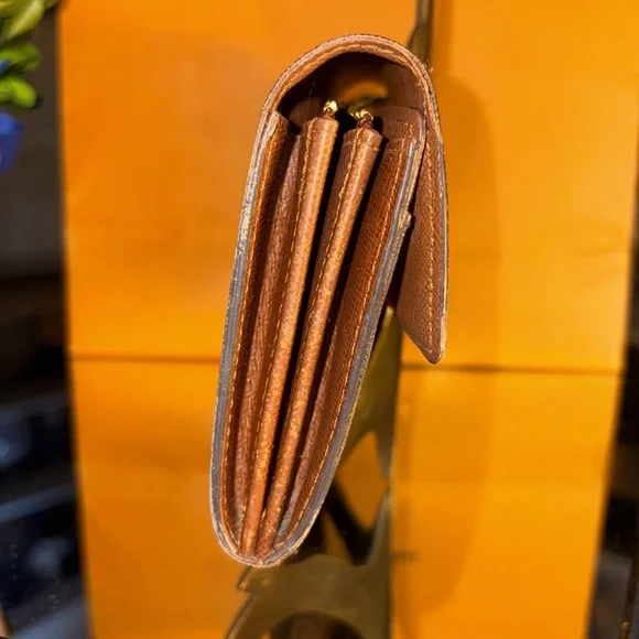 AUTHENTIC LOUIS VUITTON Vintage LV Monogram Sarah Wallet. - Picture 5 of 16